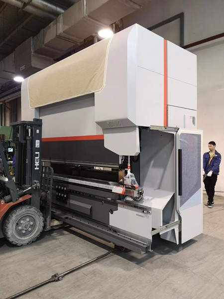 使用叉車進(jìn)行精密設(shè)備搬運(yùn)時要注意哪些地方？